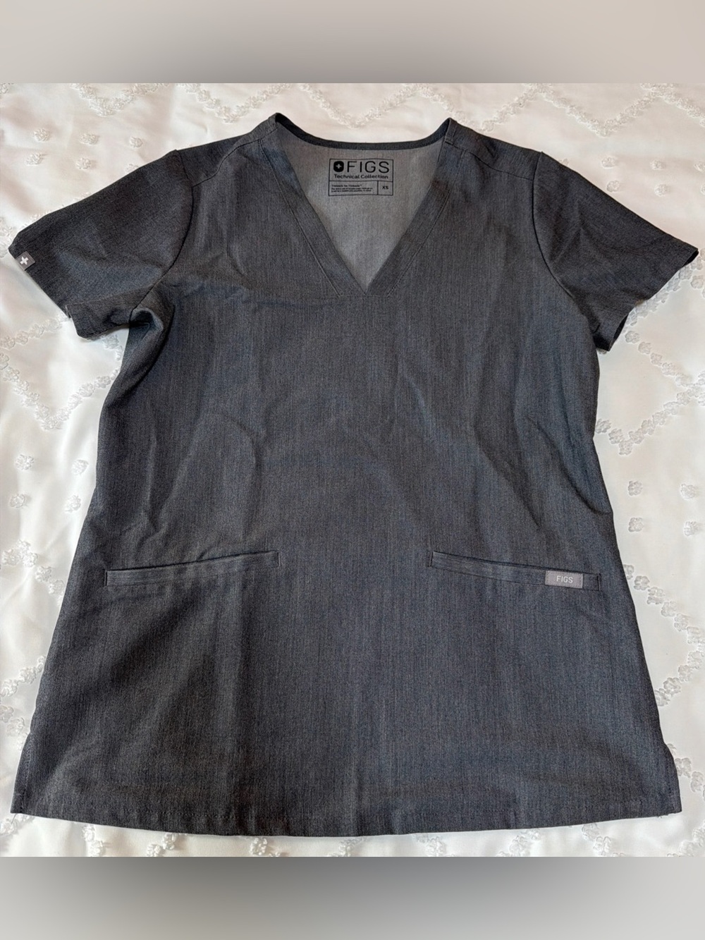 Figs Technical Collection Women's Casma Three-Pocket Scrub Top Size XS Gray